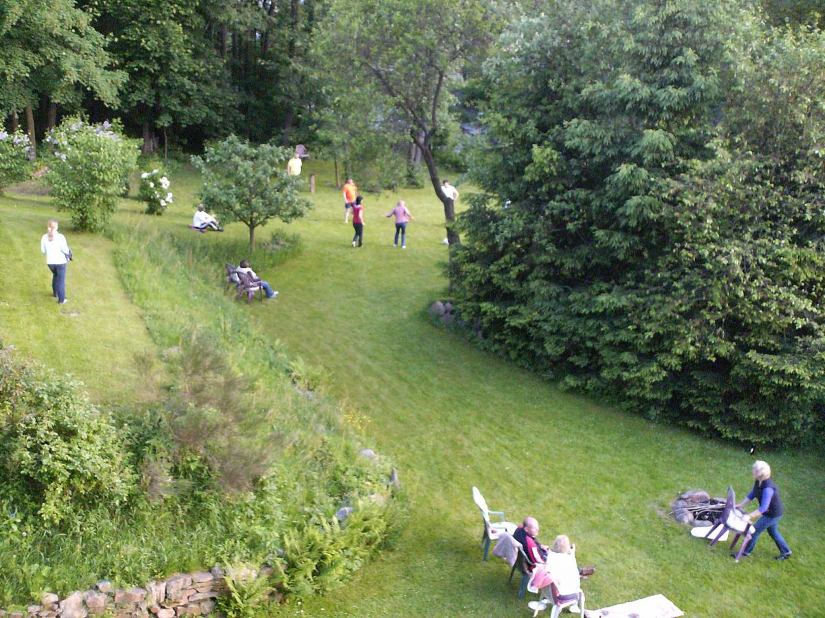 Liegewiese, Grillplatz auf dem Grundstück